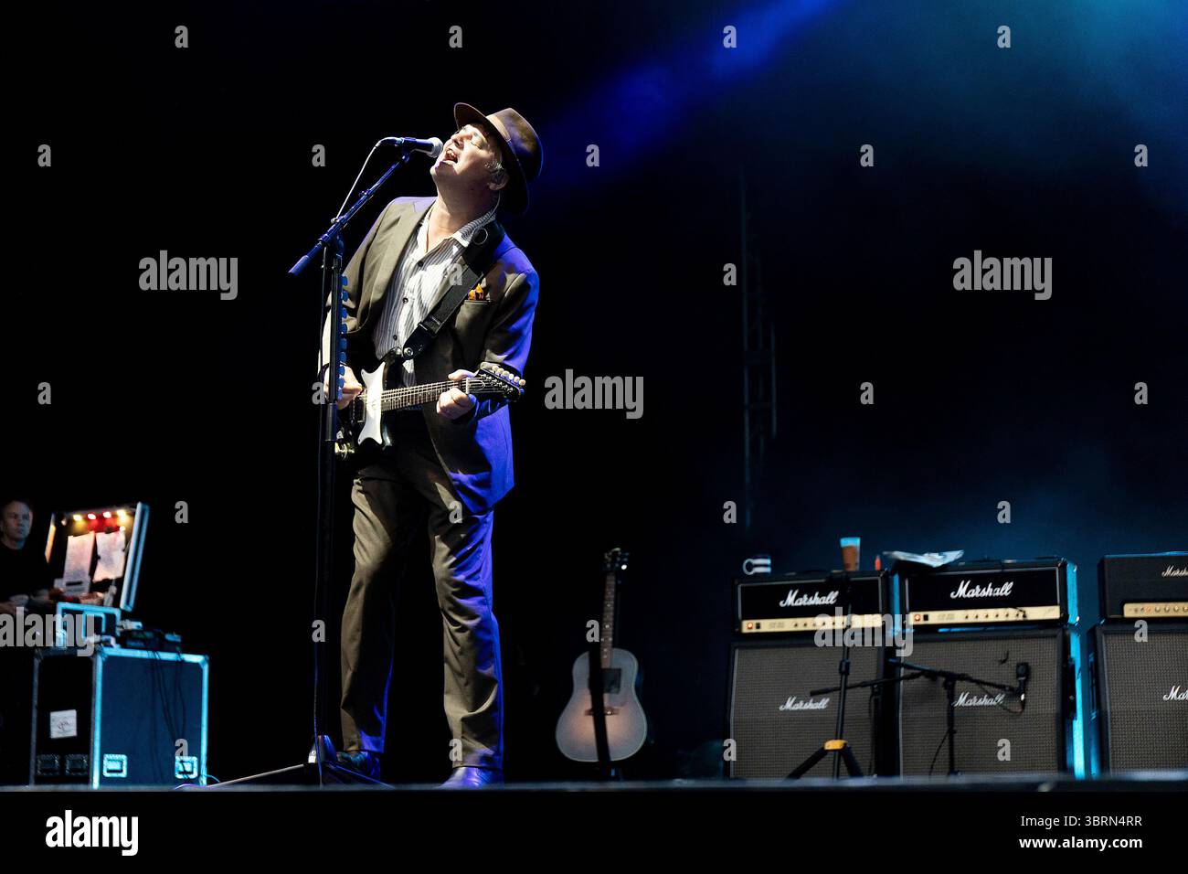 Bodelva, Regno Unito. 13 luglio 2025. I Libertines si esibiscono alle finali Eden Sessions del 2025, all'Eden Project, Cornovaglia, Regno Unito. La band è salita alla ribalta nei primi anni '2000 a causa della loro musica e dell'uso illegale di droga di Pete Doherty. La band ha pubblicato quattro album, tra cui All Quiet on the Eastern Esplanade del 2004, che è stato salutato come un ritorno alle loro radici musicali. La band è composta da Carl Barat, Pete Doherty, John Hassall e Gary Powell alla batteria. Credito: Mark Passmore/Alamy Live News Foto Stock