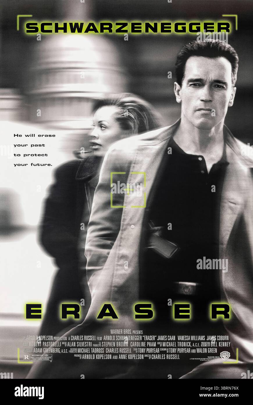 Eraser (1996) diretto da Chuck Russell e interpretato da Arnold Schwarzenegger, Vanessa Williams e James Caan. Un maresciallo statunitense specializzato nella protezione dei testimoni deve proteggere un testimone chiave da una cospirazione letale. Fotografia di un poster originale del 1996 USA a un foglio SOLO PER USO EDITORIALE. Crediti: BFA / Warner Bros Foto Stock