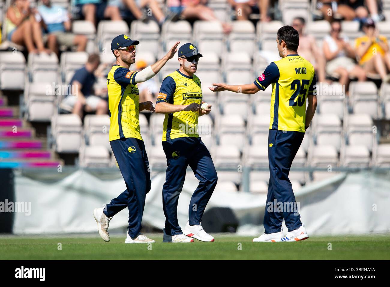 Southampton, Regno Unito, 13 luglio 2025. Chris Wood (a destra), Liam Dawson (centro) e Joe Weatherley degli Hampshire Hawks celebrano il wicket di Danny Lamb durante il match maschile Vitality Blast tra Hampshire Hawks e Sussex Sharks all'Utilita Bowl. Crediti: Dave Vokes/Alamy Live News Foto Stock