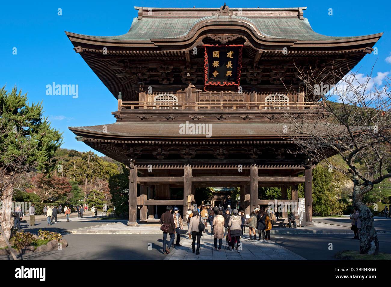 La porta Sanmon (terza porta, o porta principale) presso il tempio buddista Kenchoji, il più antico tempio Zen a Kamakura, Kanagawa, Giappone. Foto Stock