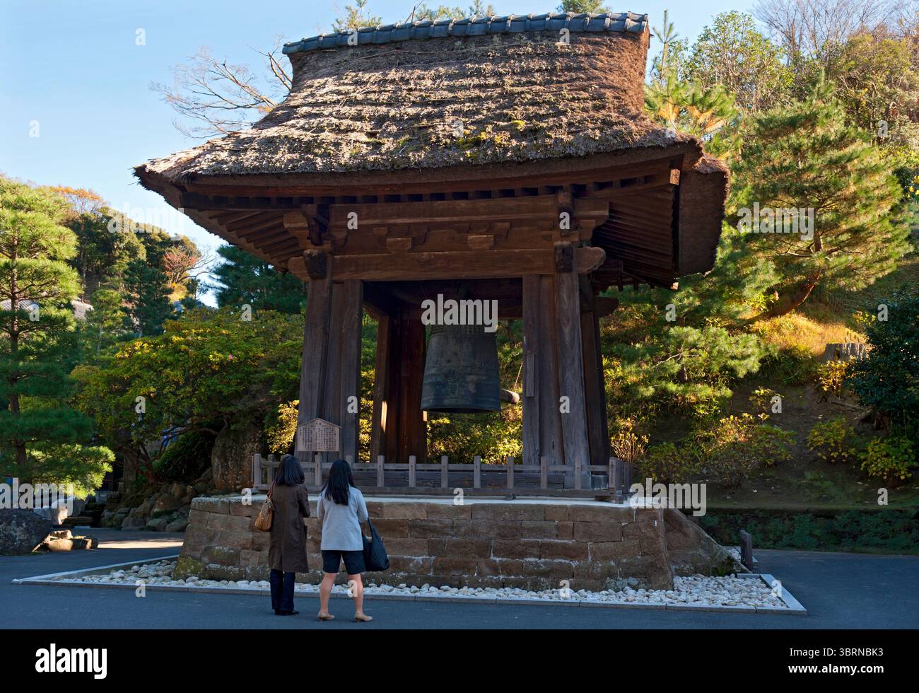 La campana Kenchoji 'bonsho' (campana) presso il tempio buddista Zen Kenchoji è un tesoro nazionale giapponese a Kamakura, Kanagawa, Giappone. Foto Stock