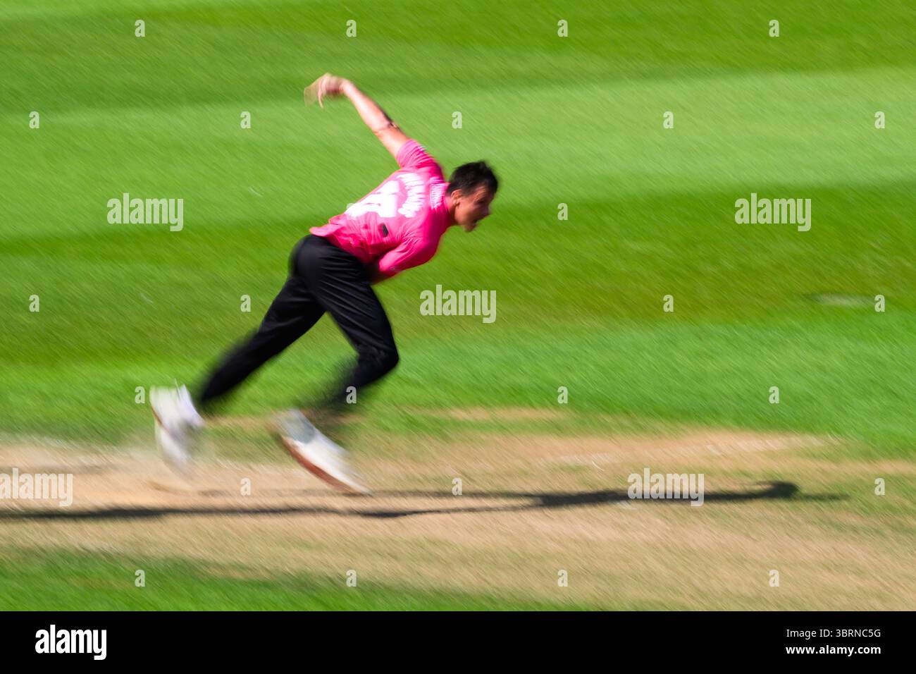 LONDRA, REGNO UNITO. 13 luglio: Migael Pretorius del Somerset Cricket Club in azione durante Surrey vs Somerset - Vitality Blast al Kia Oval Cricket Ground domenica 13 luglio 2025 a LONDRA, REGNO UNITO. Crediti: Taka Wu/Alamy Live News Foto Stock