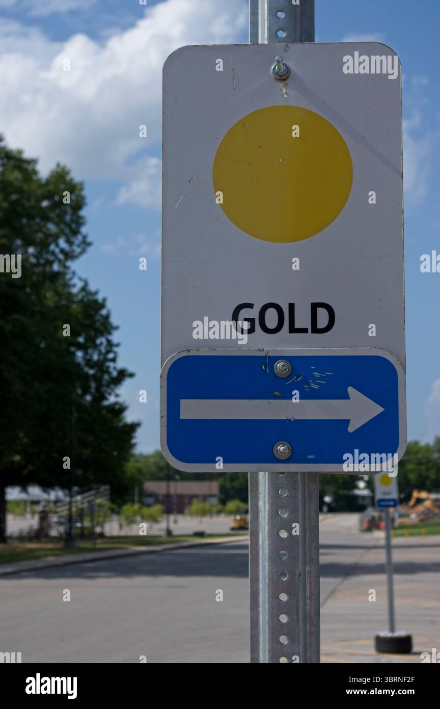 Segui le indicazioni stradali per il parcheggio Gold Foto Stock