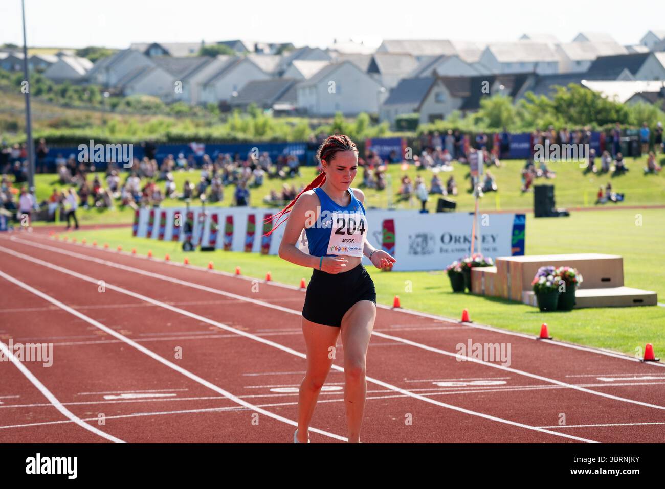 Kirkwall, Isole Orcadi, Scozia, Regno Unito, 13 luglio 2025 Jennifer Mook di Saaremaa nel 100 m.. L'atletica leggera ai Giochi delle Isole Orcadi 2025 a Kirkwall, nelle Isole Orcadi, in Scozia, Regno Unito, il 13 luglio 2025. I Giochi dell'Isola sono eventi multisportivi biennali per piccole comunità insulari, fondati nel 1985. Foto: Rob Watkins/Alamy Live News Foto Stock