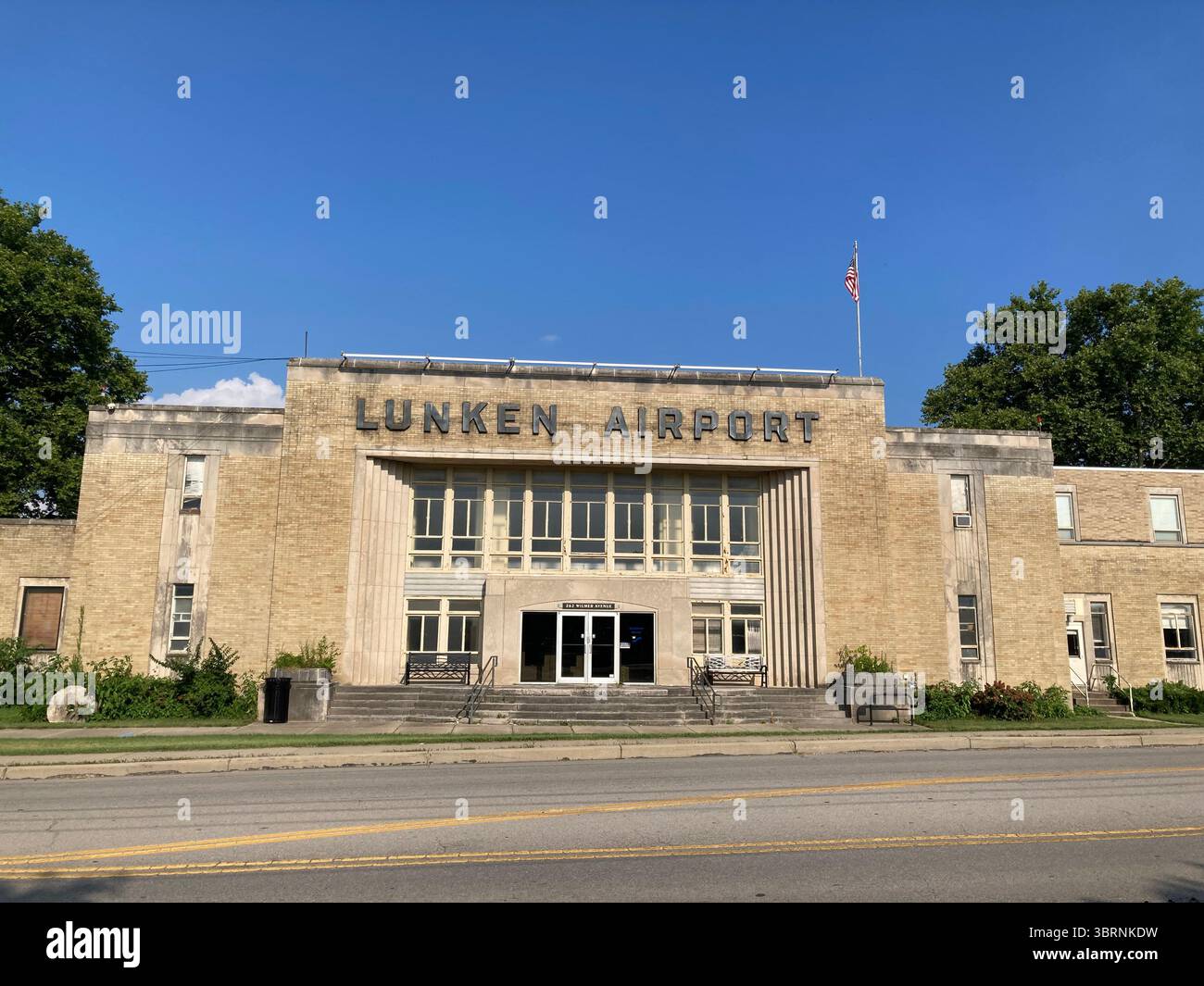 Edificio storico del terminal dell'aeroporto Art Deco di Lunken a Cincinnati, Ohio - Immagine stock catturata con smartphone