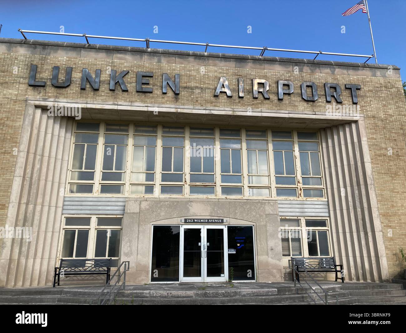 Edificio storico del terminal dell'aeroporto Art Deco di Lunken a Cincinnati, Ohio - Immagine stock catturata con smartphone