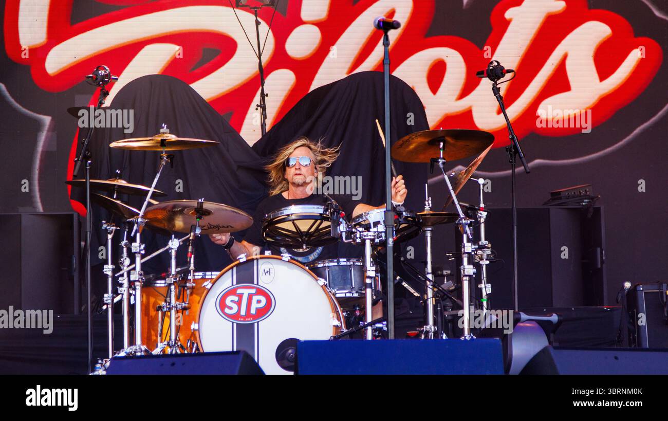 Edmonton, Canada. 12 luglio 2025. Eric Kretz dei The Stone Temple Pilots si esibisce al Rockin Thunder. Credito: SOPA Images Limited/Alamy Live News Foto Stock