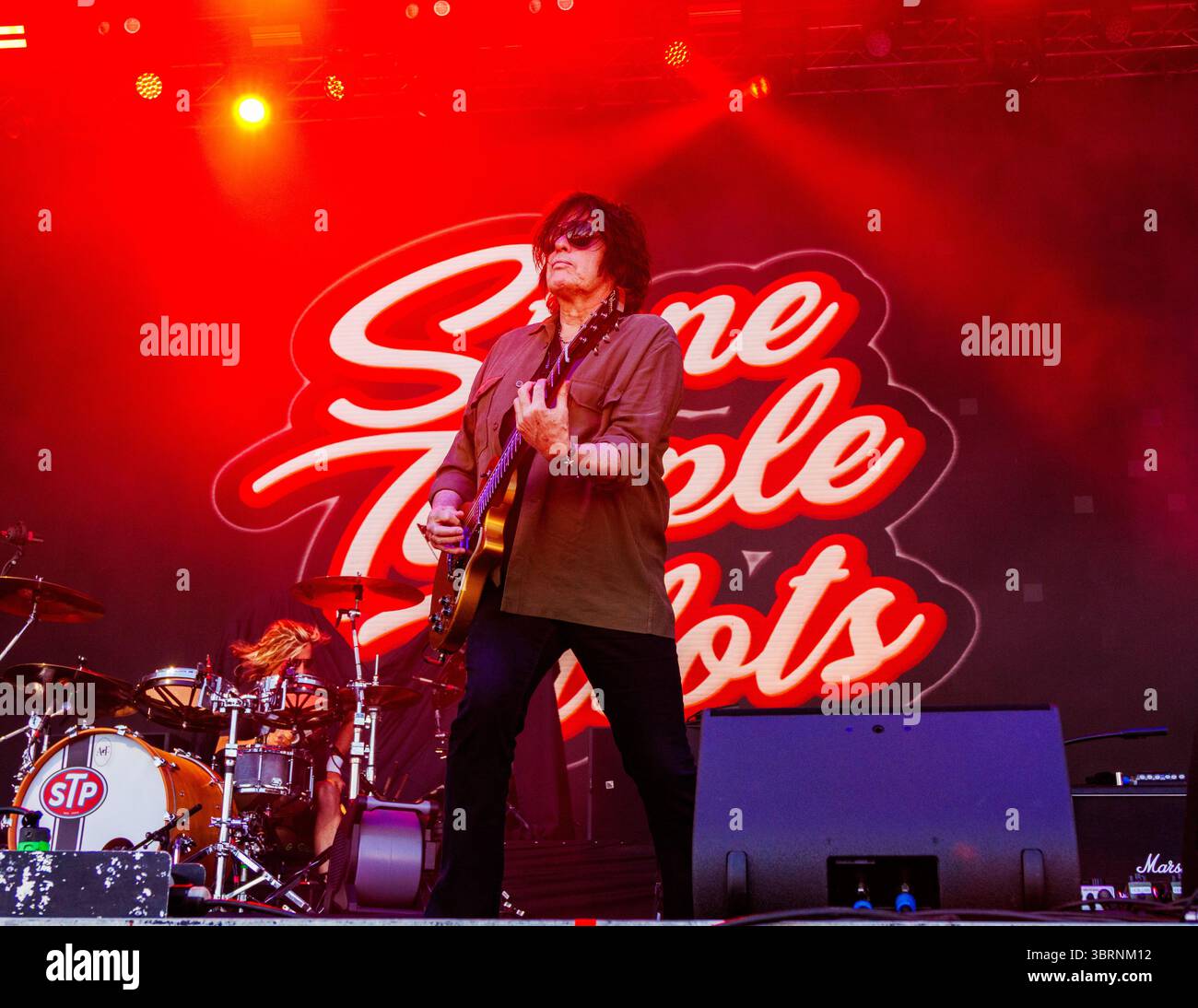 Edmonton, Canada. 12 luglio 2025. Dean DeLeo dei The Stone Temple Pilots si esibisce al Rockin Thunder. Credito: SOPA Images Limited/Alamy Live News Foto Stock