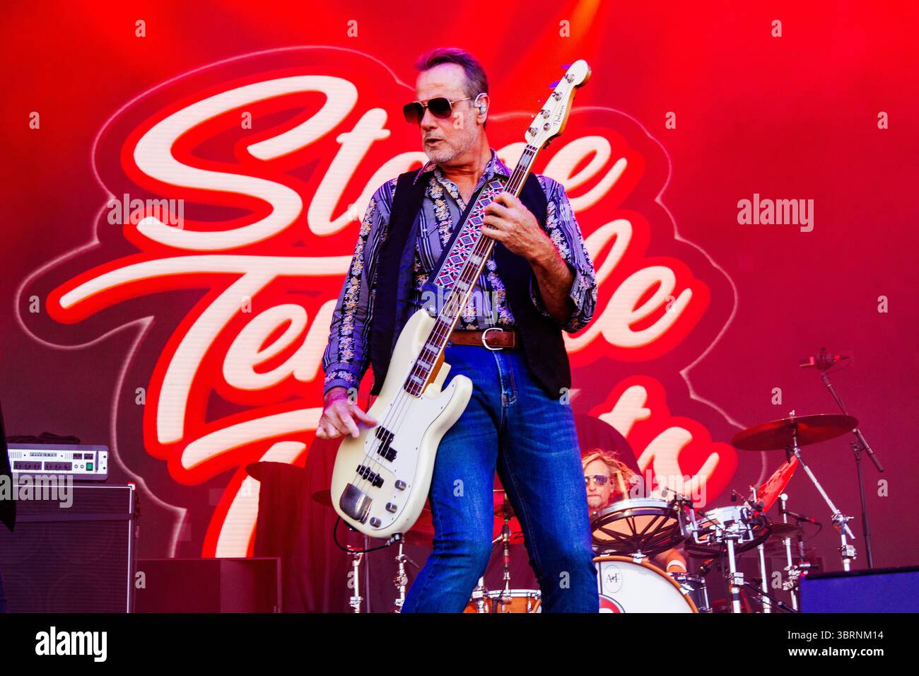 Edmonton, Canada. 12 luglio 2025. Robert DeLeo dei The Stone Temple Pilots si esibisce al Rock'n Thunder. Credito: SOPA Images Limited/Alamy Live News Foto Stock