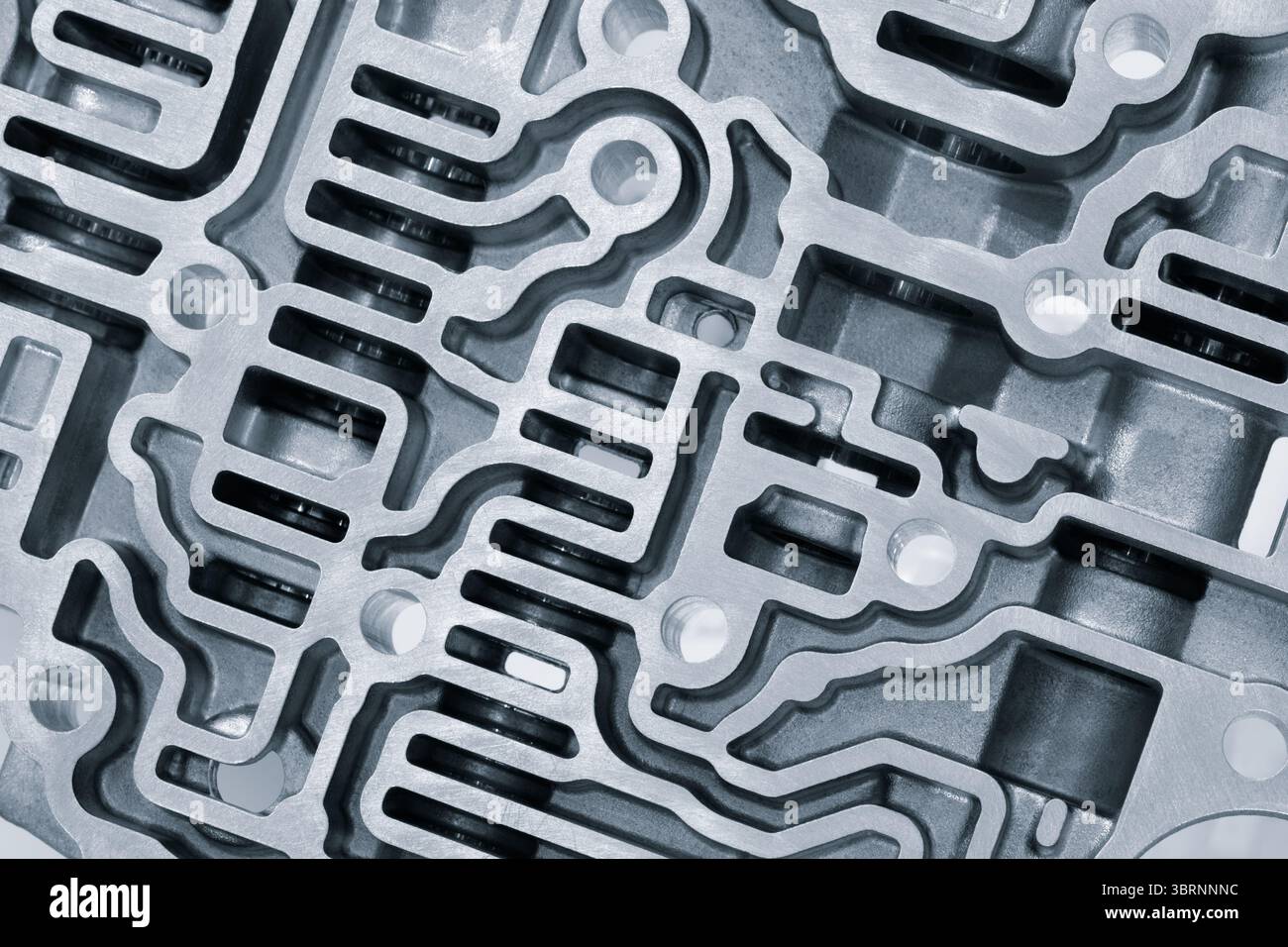 Tecnologie industriali adattive Concept parti metalliche stampate in 3D con molti fori e linee. la parte è argentata e ha un design molto complesso. concetto di com Foto Stock