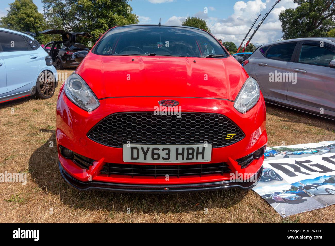 Vista frontale di una Ford Fiesta del 2013 in rosso al Berkshire Motor Show di Reading, Regno Unito Foto Stock