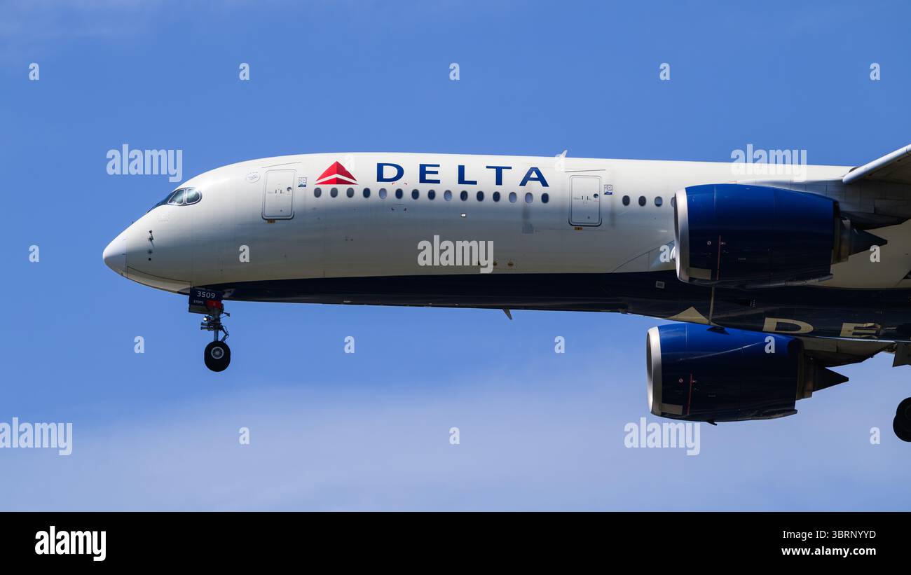 SeaTac, WA, USA - 2 luglio 2025; Delta Air Lines Airbus A350, jet nose per passeggeri in primo piano, registrazione N509DN Foto Stock