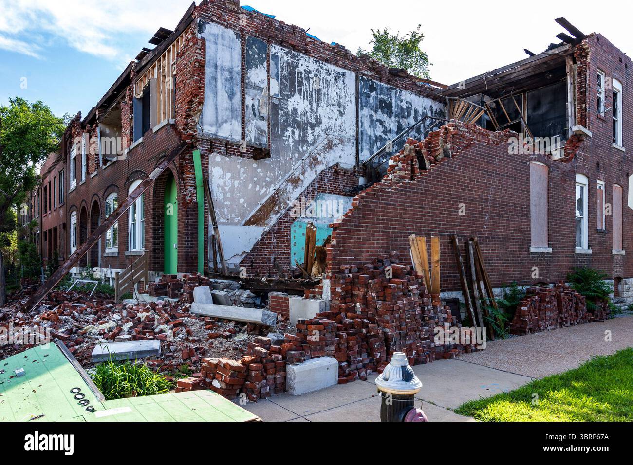 St. Louis, Missouri, 10 luglio 2025 - quasi 2 mesi fa, un tornado EF3 ha fatto irruzione nella zona nord della città causando 5 morti e 38 feriti. La pulizia è lenta. (Foto di Steve Zumwalt - FEMA) Foto Stock