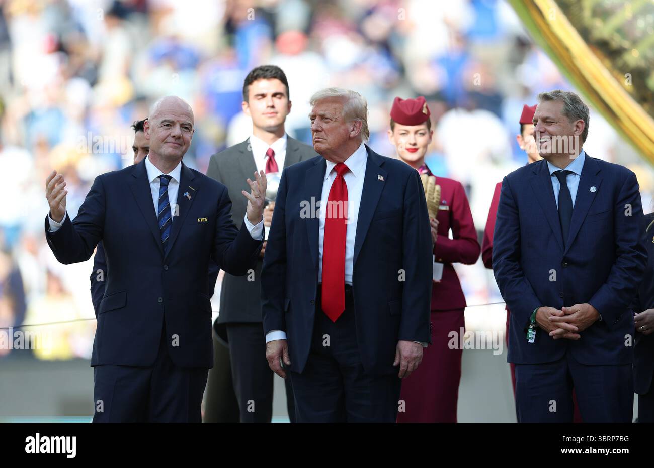 New Jersey, Stati Uniti. 13 luglio 2025. Il presidente degli Stati Uniti Donald Trump (C) e il presidente della FIFA Gianni Infantino (L) partecipano alla cerimonia di premiazione della partita finale tra Chelsea FC (Inghilterra) e Paris Saint-Germain (Francia) alla FIFA Club World Cup 2025 al MetLife Stadium, New Jersey, Stati Uniti, 13 luglio 2025. Crediti: Li Ming/Xinhua/Alamy Live News Foto Stock