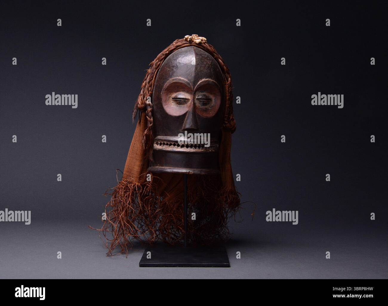 African Tribal Art Chokwe Woden Mask con fibra rafia Foto Stock