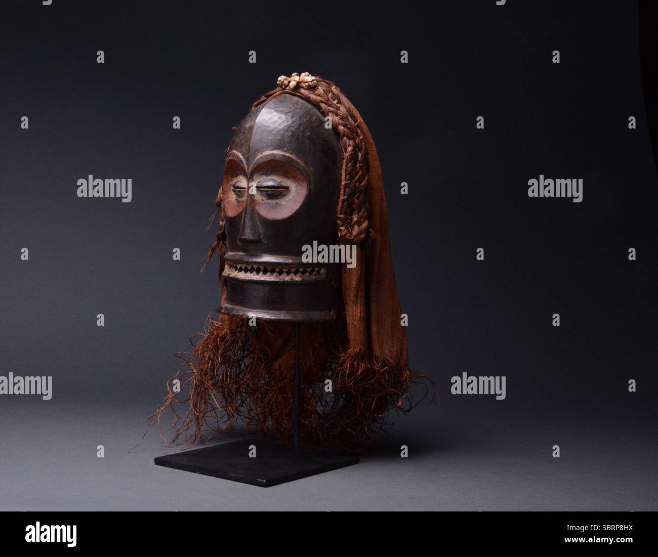 African Tribal Art Chokwe Woden Mask con fibra rafia Foto Stock
