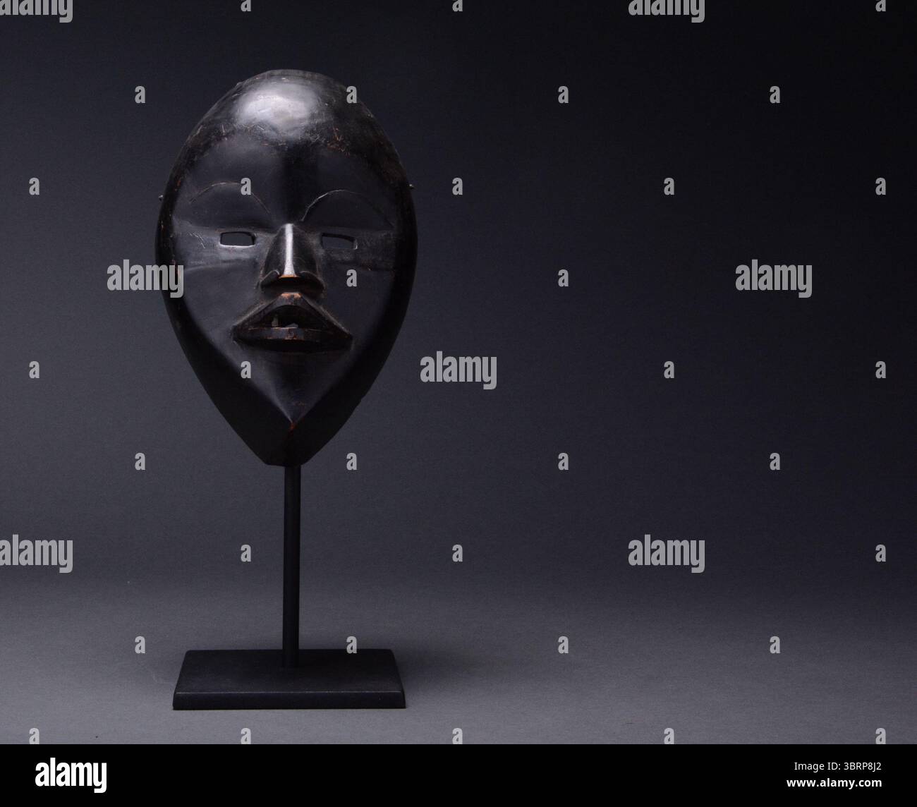 Maschera di legno Dan African Tribal Art Foto Stock