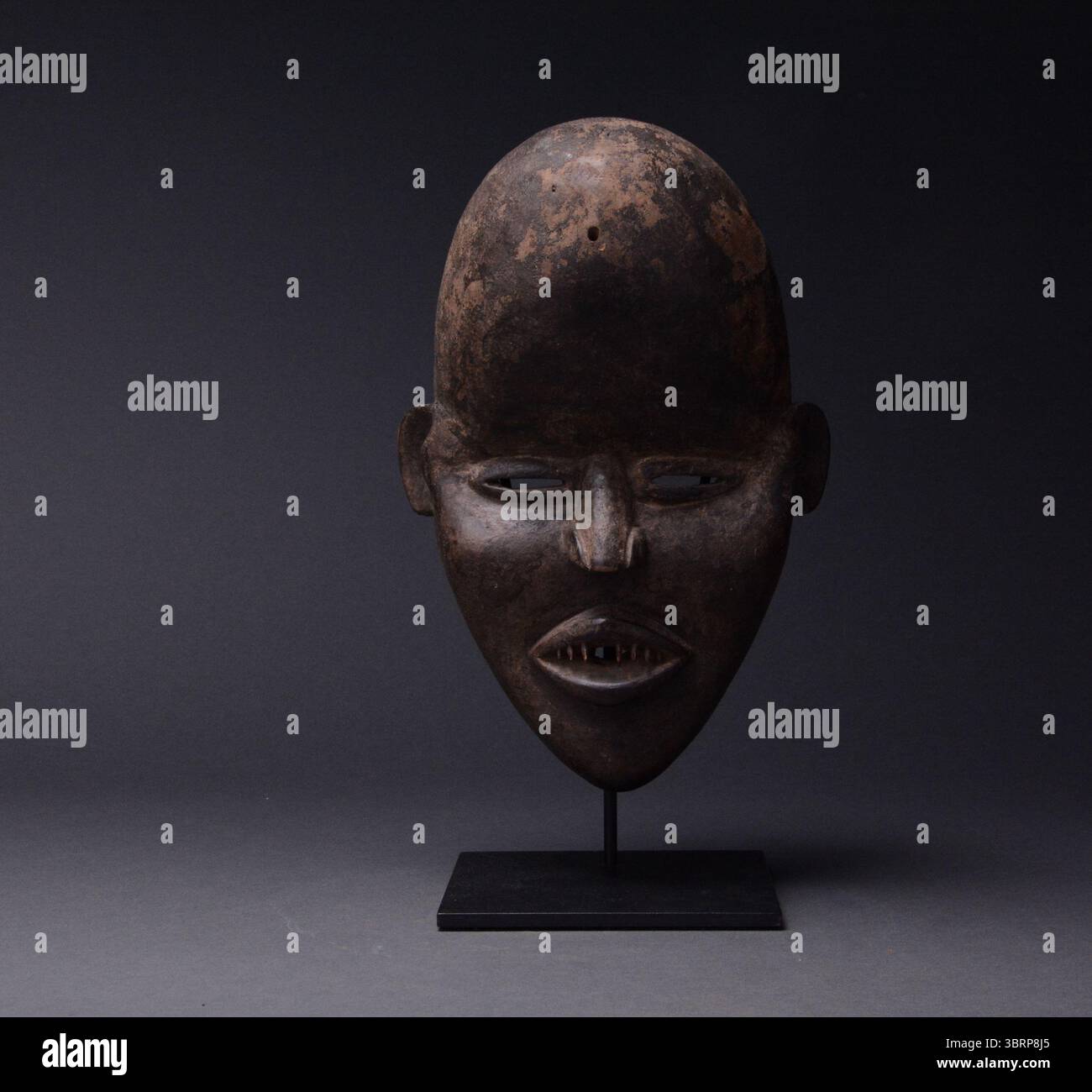 Maschera di legno Dan African Tribal Art Foto Stock