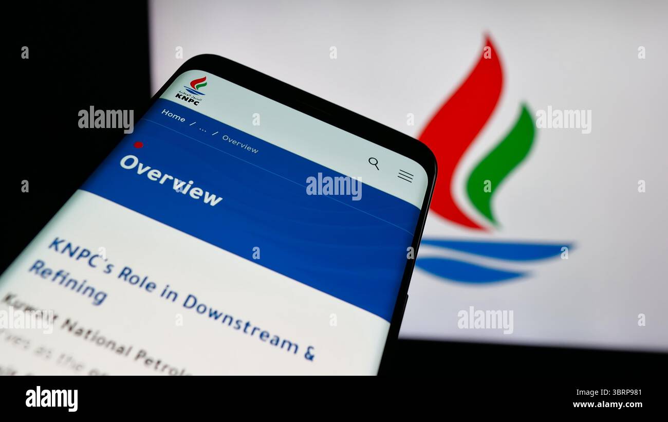 In questa immagine, un telefono cellulare con il sito web della Kuwait National Petroleum Company (KNPC) è visibile sullo schermo davanti al logo. Foto Stock