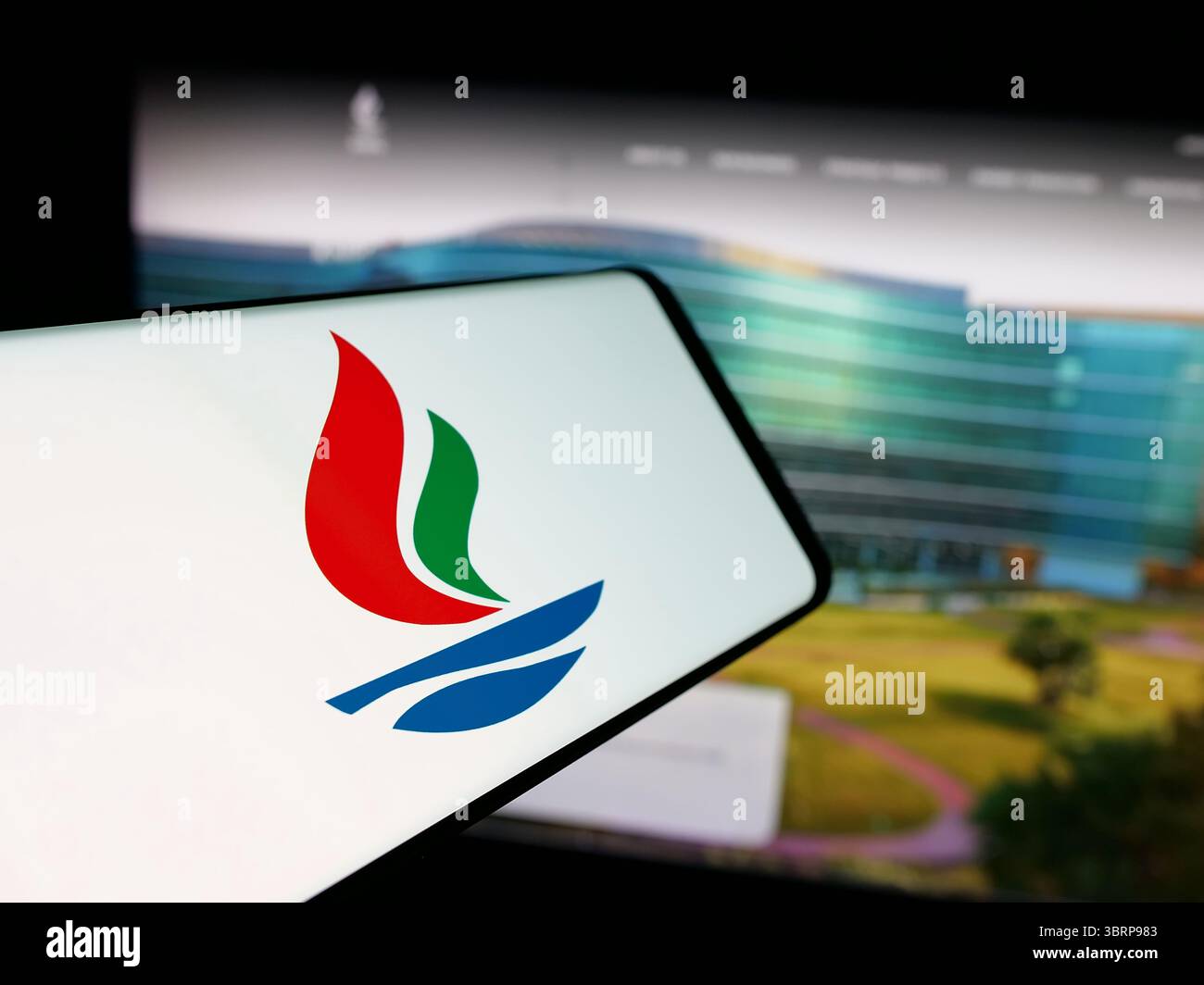 In questa immagine, uno smartphone con il logo della Kuwait National Petroleum Company (KNPC) è visibile sullo schermo davanti al sito Web. Foto Stock