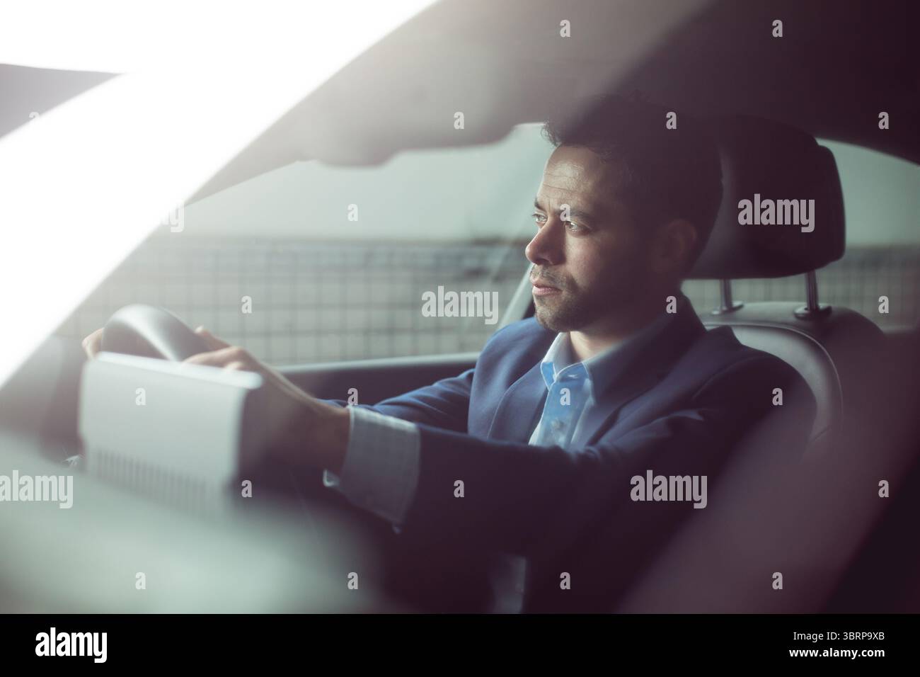 L'illustrazione con design piatto mostra il conducente seduto in auto, tenendo il volante e la barriera del tunnel Foto Stock
