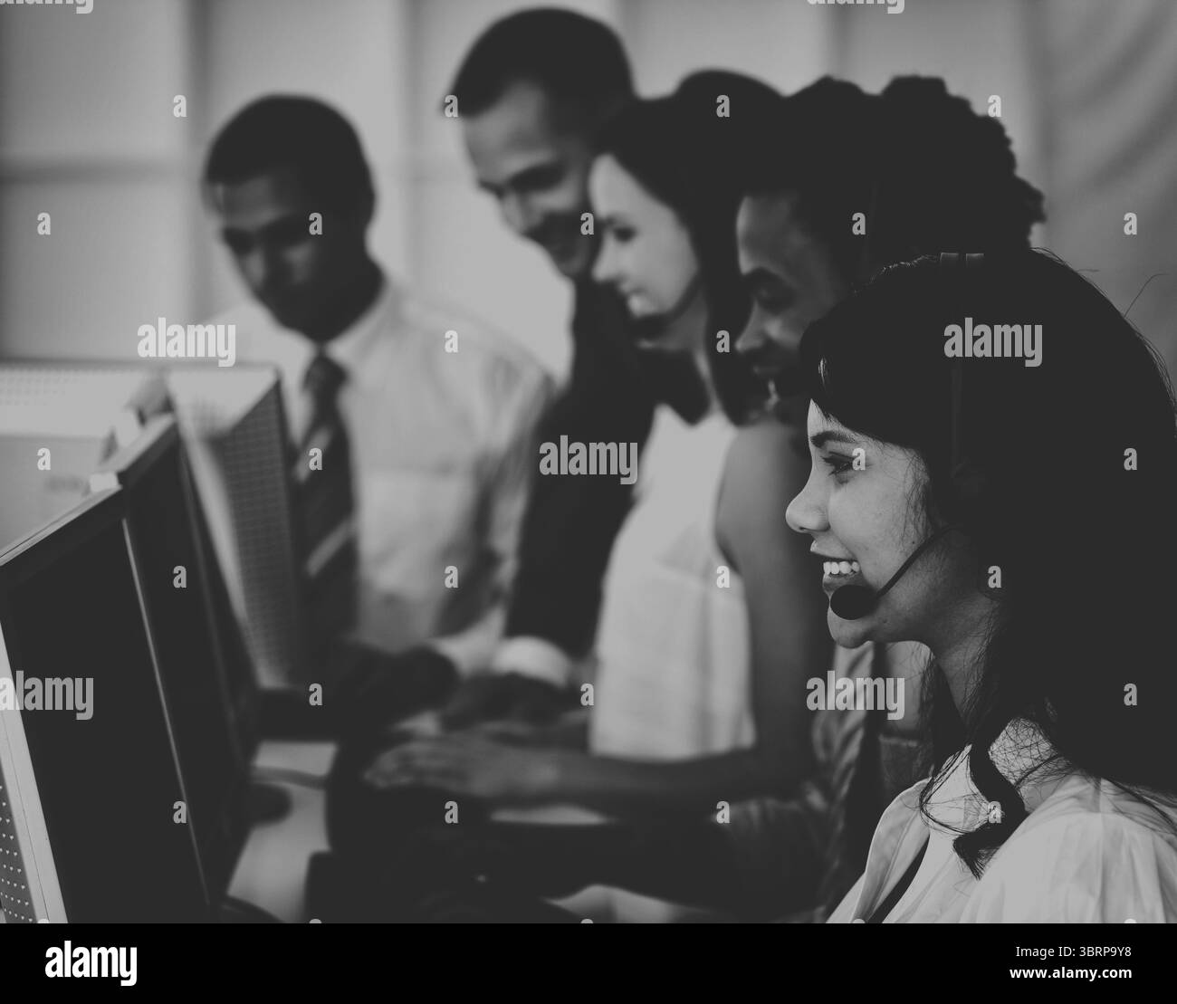 Immagine di foto in bianco e nero per gli uomini d'affari in ufficio Foto Stock