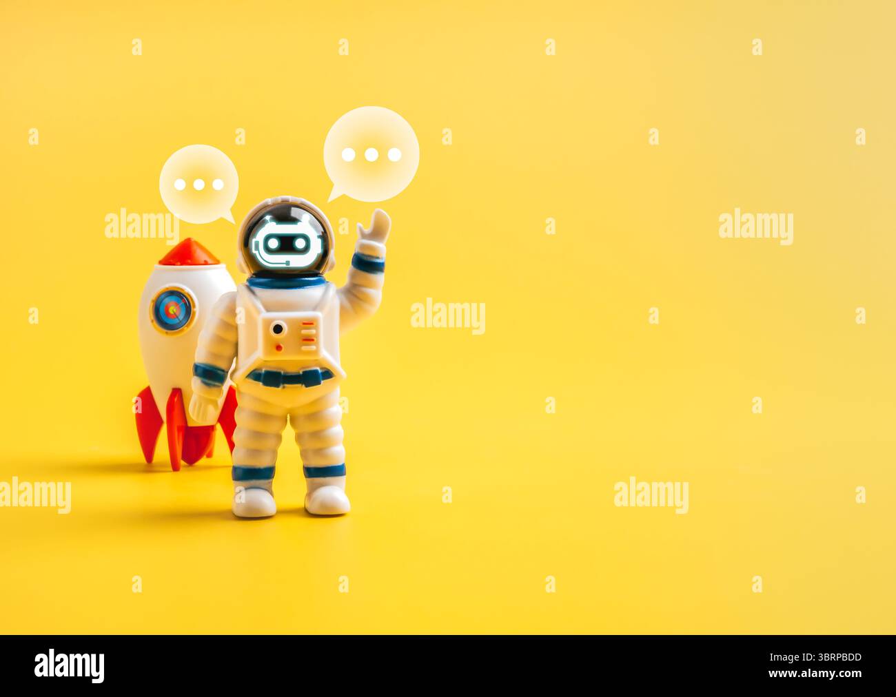 Tecnologia di intelligenza artificiale, concetto di startup aziendale. Astronauta chatbot AI che alza la mano per salutare, con bolle di conversazione, vicino Foto Stock
