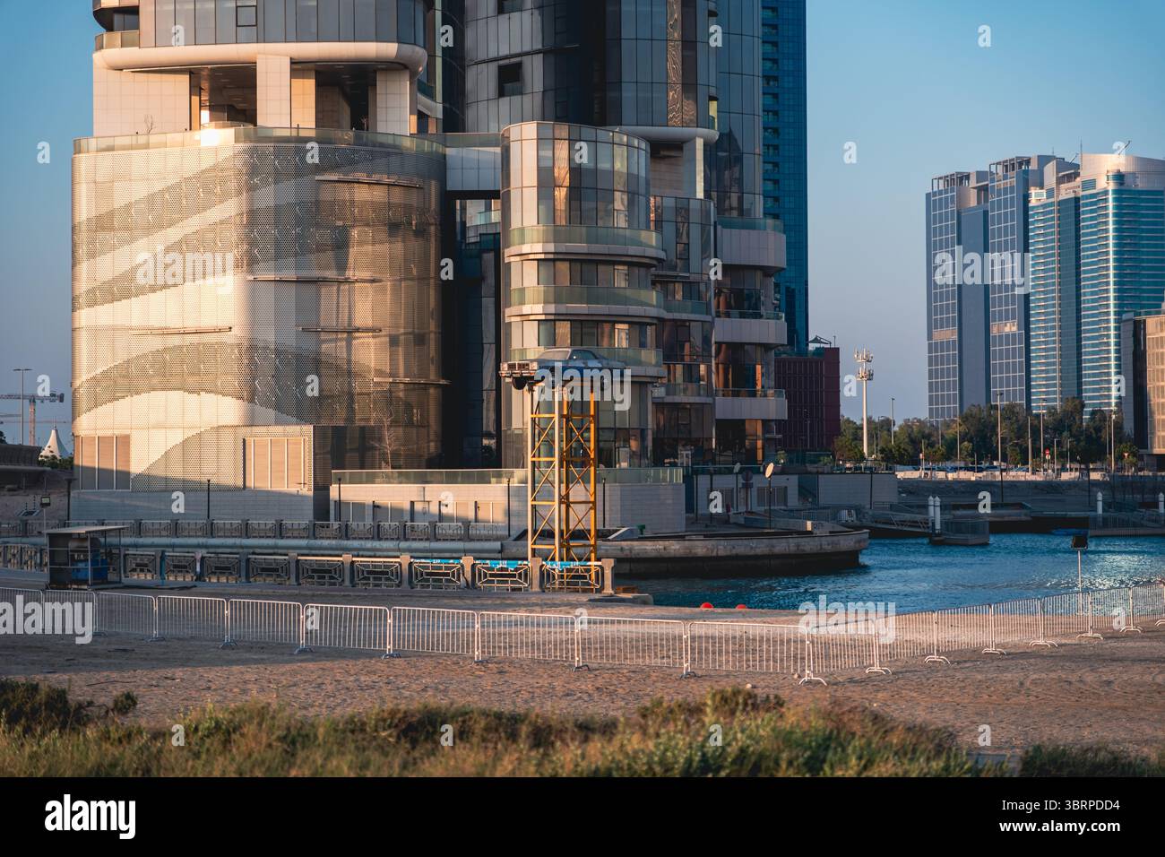 Alti e moderni edifici vicino alla Corniche di Abu Dhabi con fronte mare e architettura contemporanea Foto Stock