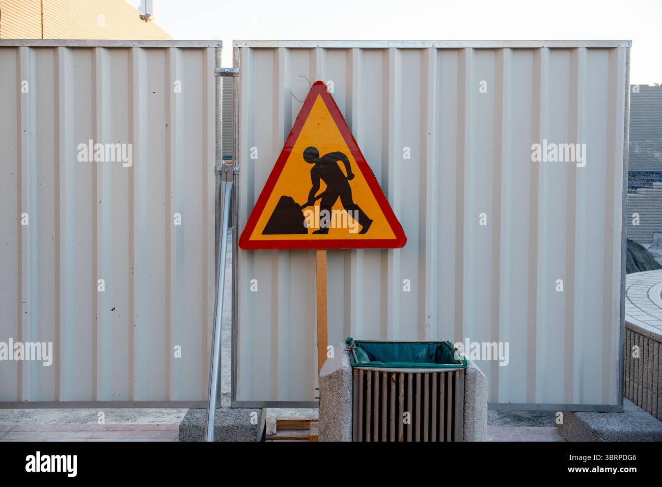 cartello di attenzione uomini sul lavoro in corso di costruzione nell'area urbana Foto Stock