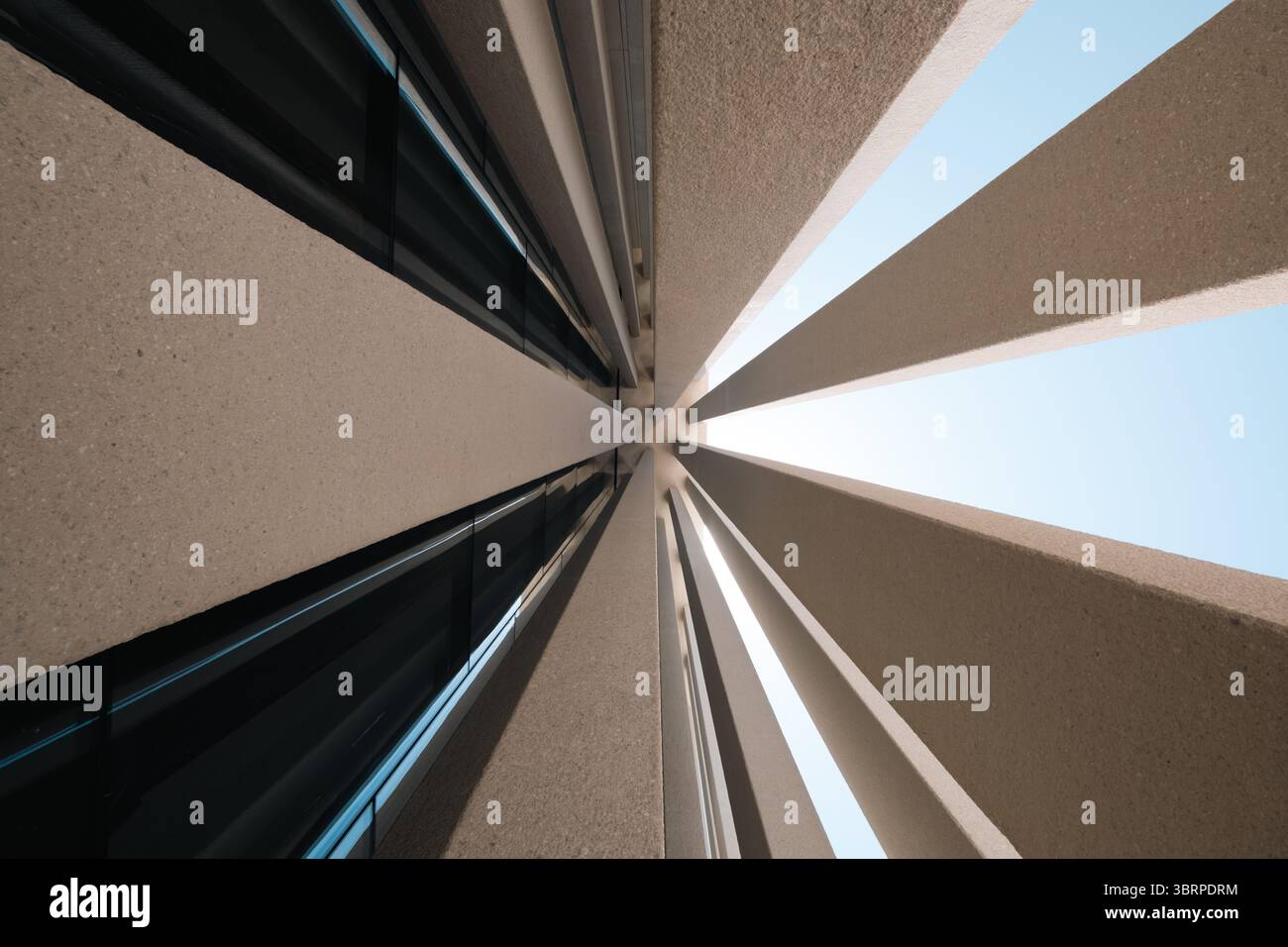 Architettura urbana moderna fotografia di prospettiva dal basso, fotografia architettonica creativa con colonne e cielo blu Foto Stock