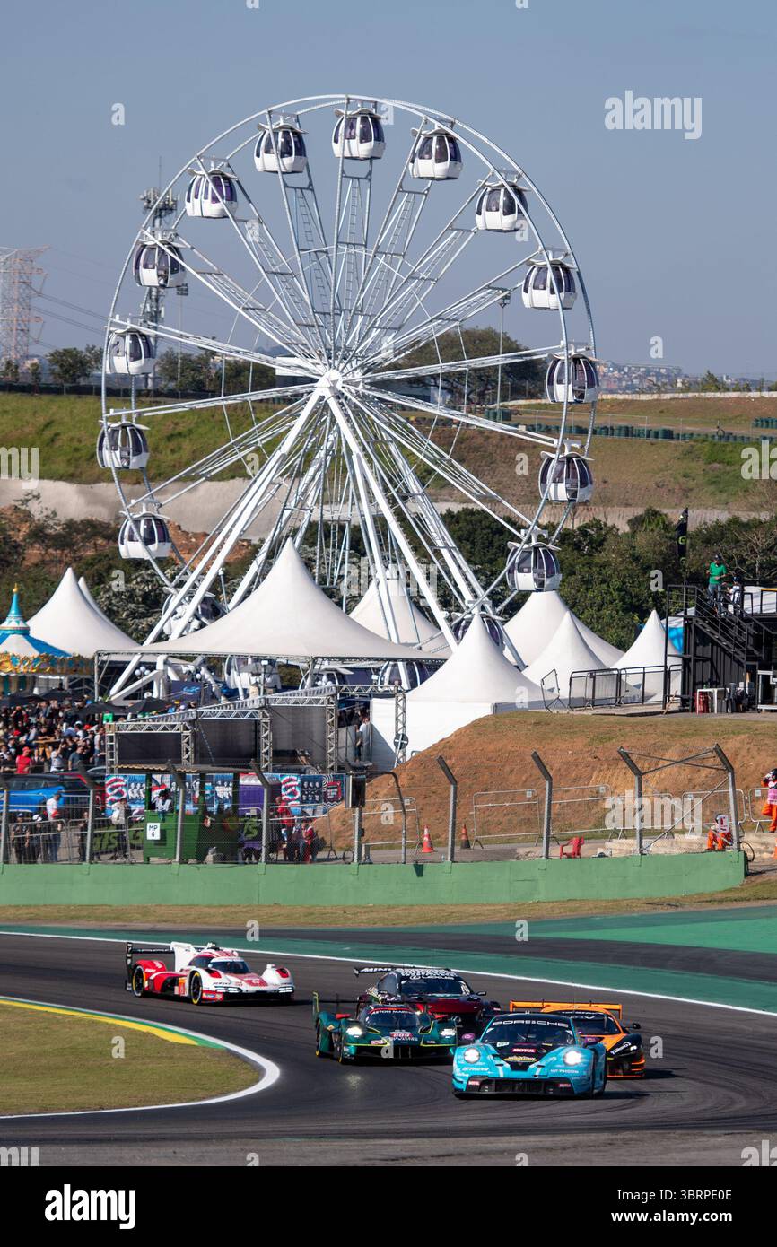 San Paolo, Brasile. 13 luglio 2025. SAN PAOLO, BRASILE - 13 LUGLIO: Vetture in azione durante il Campionato del mondo Endurance FIA 6 ore di San Paolo 2025 a Autódromo José Carlos Pace il 13 luglio 2025 a San Paolo, Brasile. (Foto di Leandro Bernardes/PxImages) credito: PX Images/Alamy Live News Foto Stock