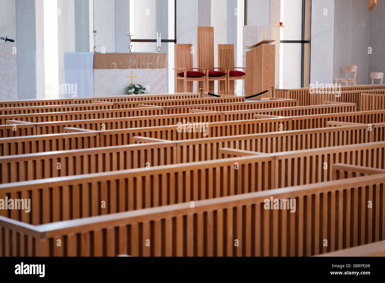 interno moderno della chiesa con panche in legno e pareti in vetro con luce naturale Foto Stock