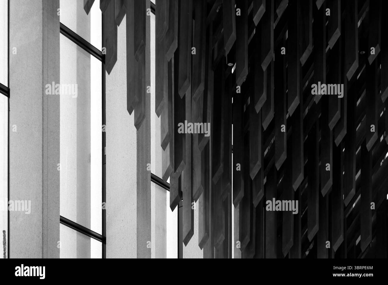 fotografia astratta in bianco e nero degli interni di una chiesa con installazione artistica in legno appesa Foto Stock