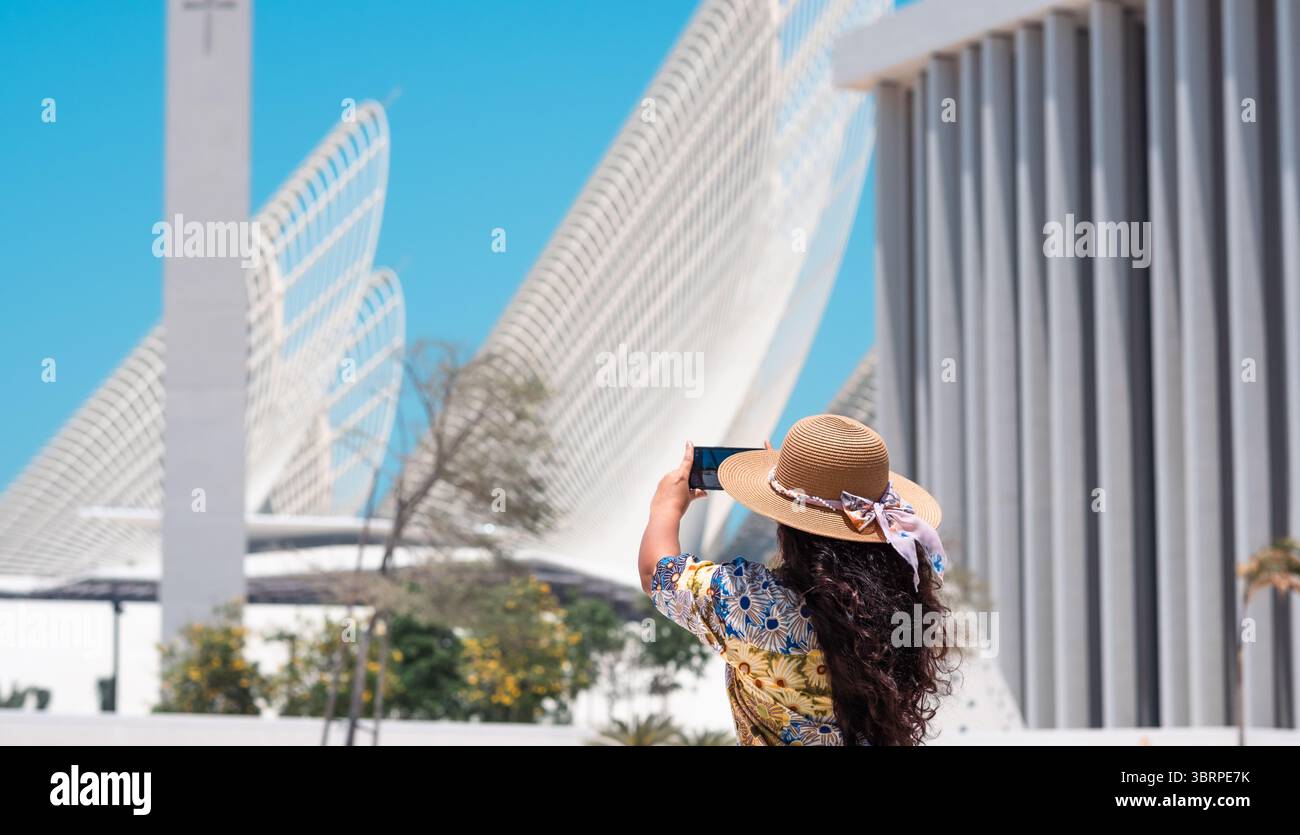giovane donna turistica che scatta foto di monumenti e luoghi di interesse durante il tour della città con il suo telefono Foto Stock