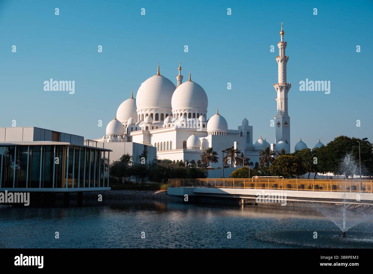 Vista esterna della Moschea Sheikh Zayed al crepuscolo, architettura della moschea islamica Foto Stock