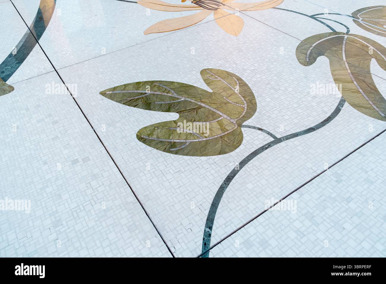 Pavimento in marmo con intarsi a motivi floreali, pavimento interno della grande moschea Foto Stock