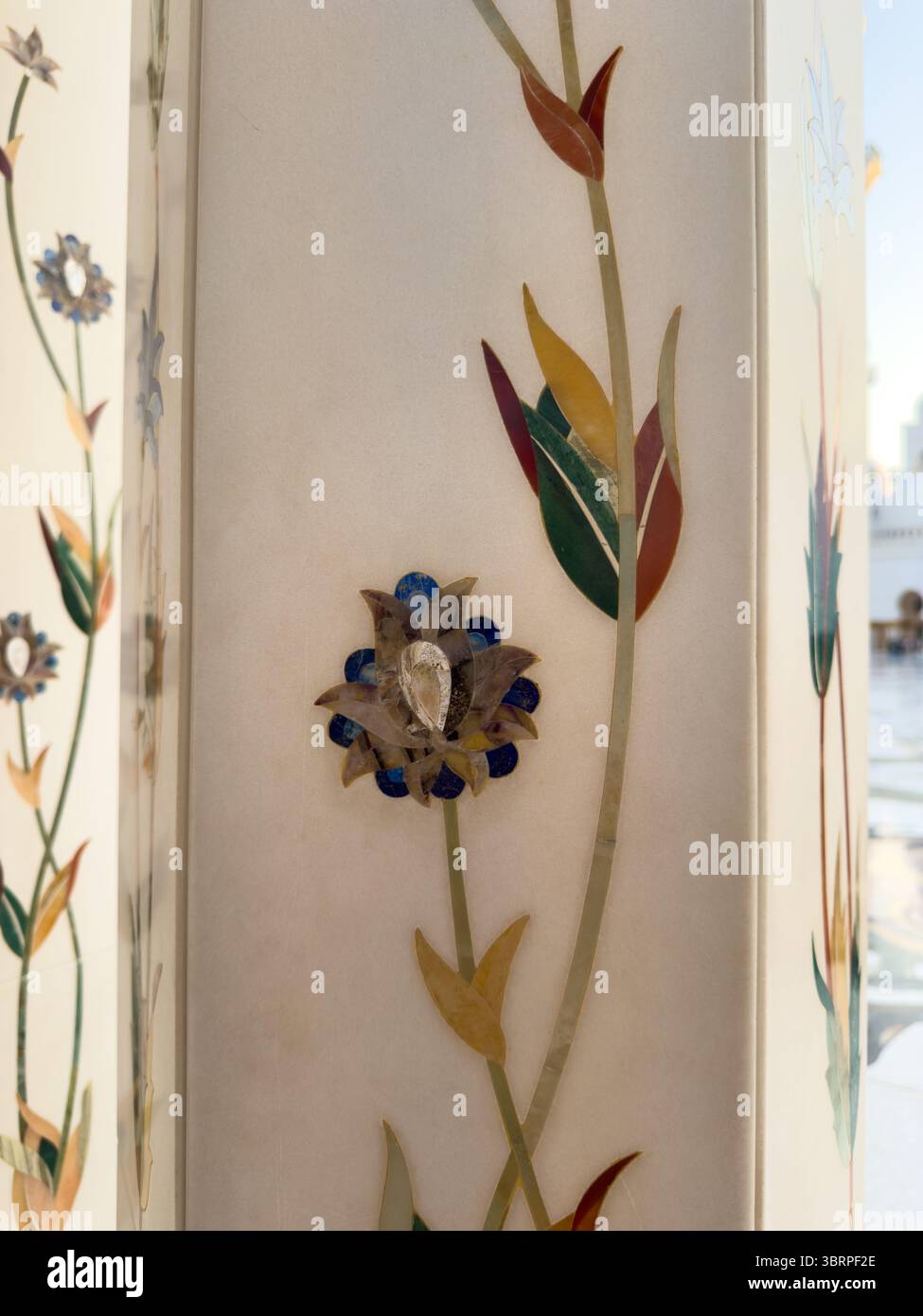 Colonne della moschea con intricati e colorati intarsi in marmo floreale, intarsi floreali ornamentali in marmo Foto Stock