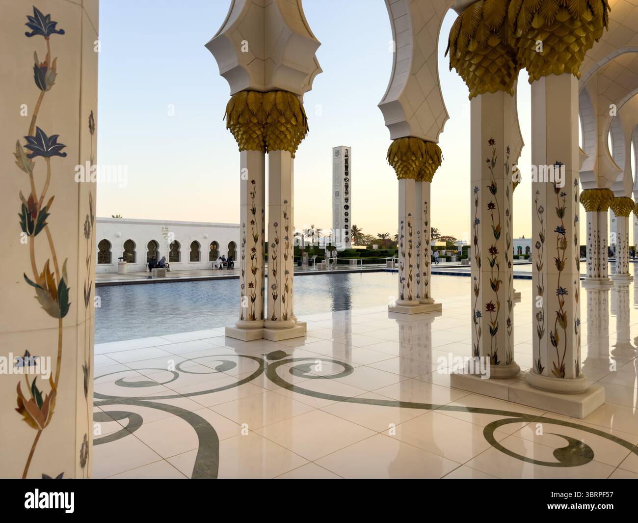 Cortile di una moschea, vista interna della grande Moschea Sheikh Zayed di Abu Dhabi al tramonto Foto Stock