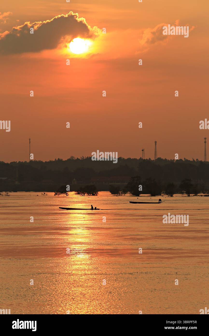 Tramonto sul fiume a due colori. Attrazione turistica nella provincia di Khong Chiam Ubon Ratchathani, Thailandia Foto Stock