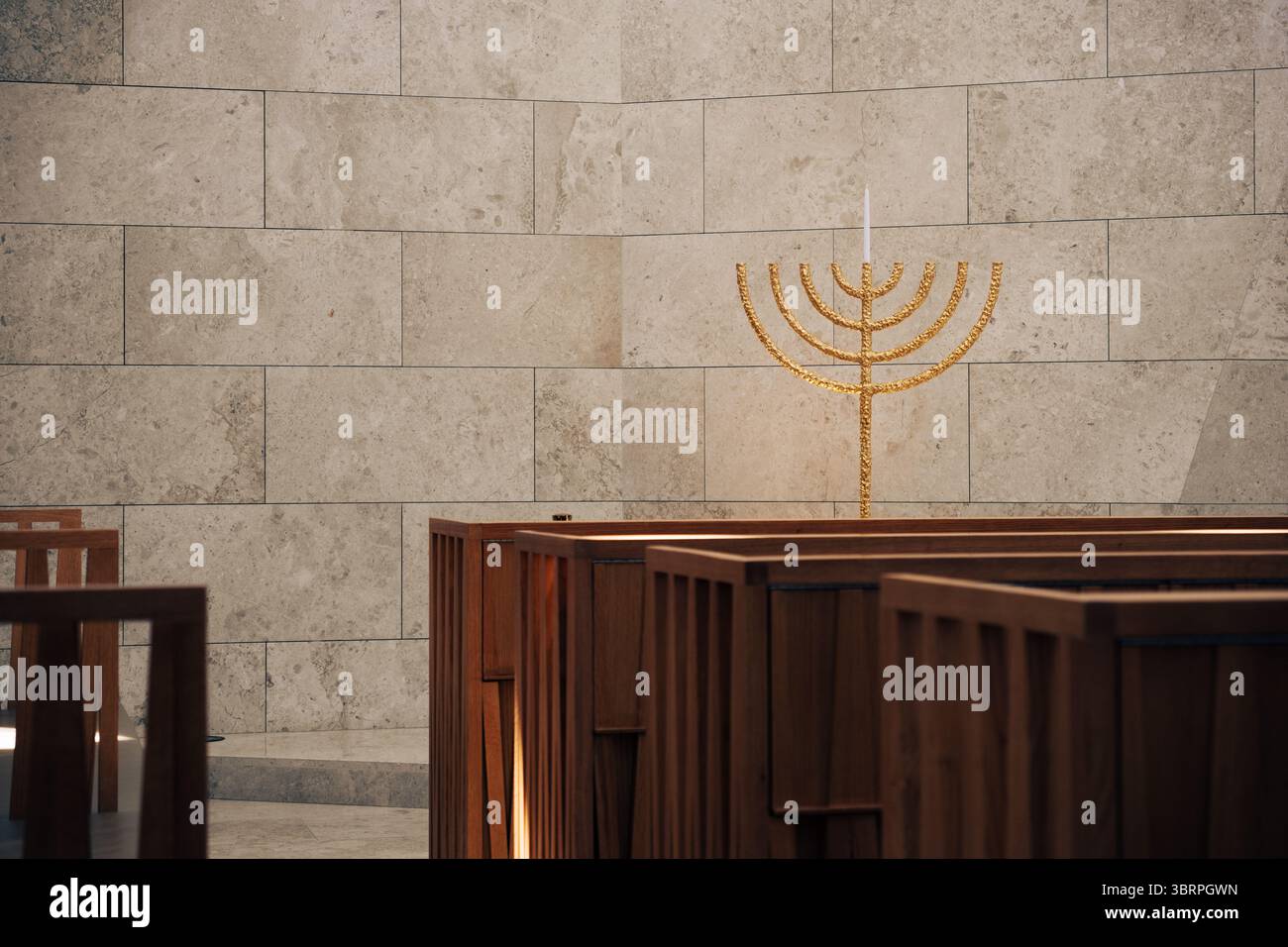 La luce delle candele proviene da un'alta meraviglia architettonica del soffitto della sinagoga. Foto Stock