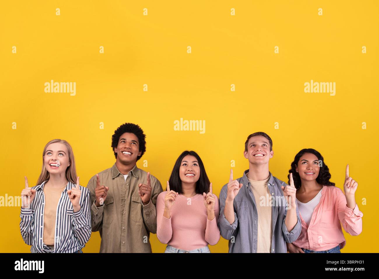 Interessante offerta da parte degli studenti, grande annuncio e consigli degli alunni moderni Foto Stock
