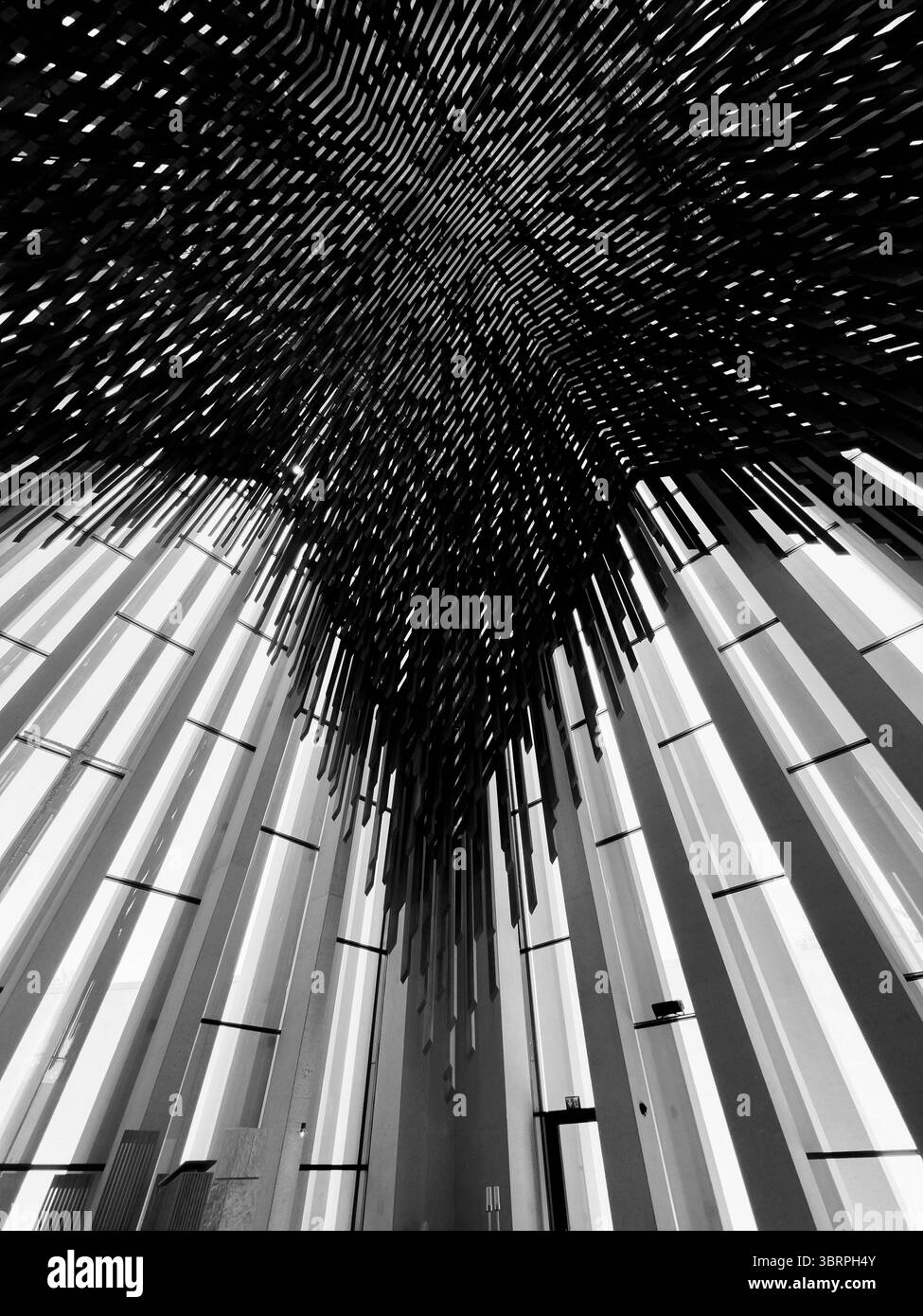 Installazione di arte astratta nel museo di Abu Dhabi, interni del museo con installazione di scultura d'arte i Premium Abstract Architecture Museum interior stock i Foto Stock