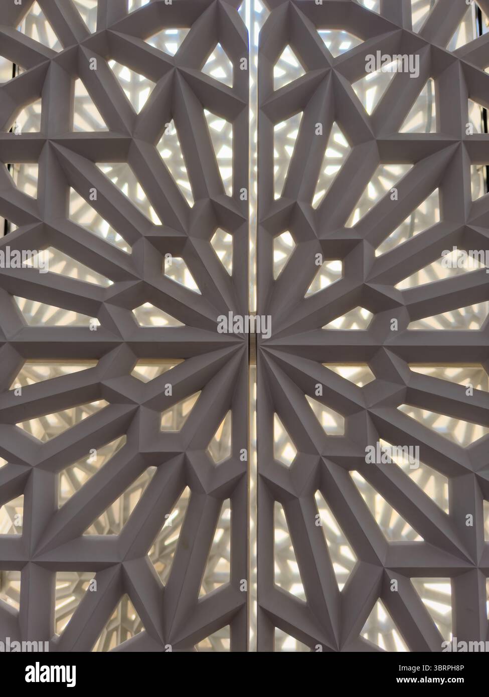 Pannello murale ornamentale con motivi floreali, intricati elementi architettonici islamici Foto Stock