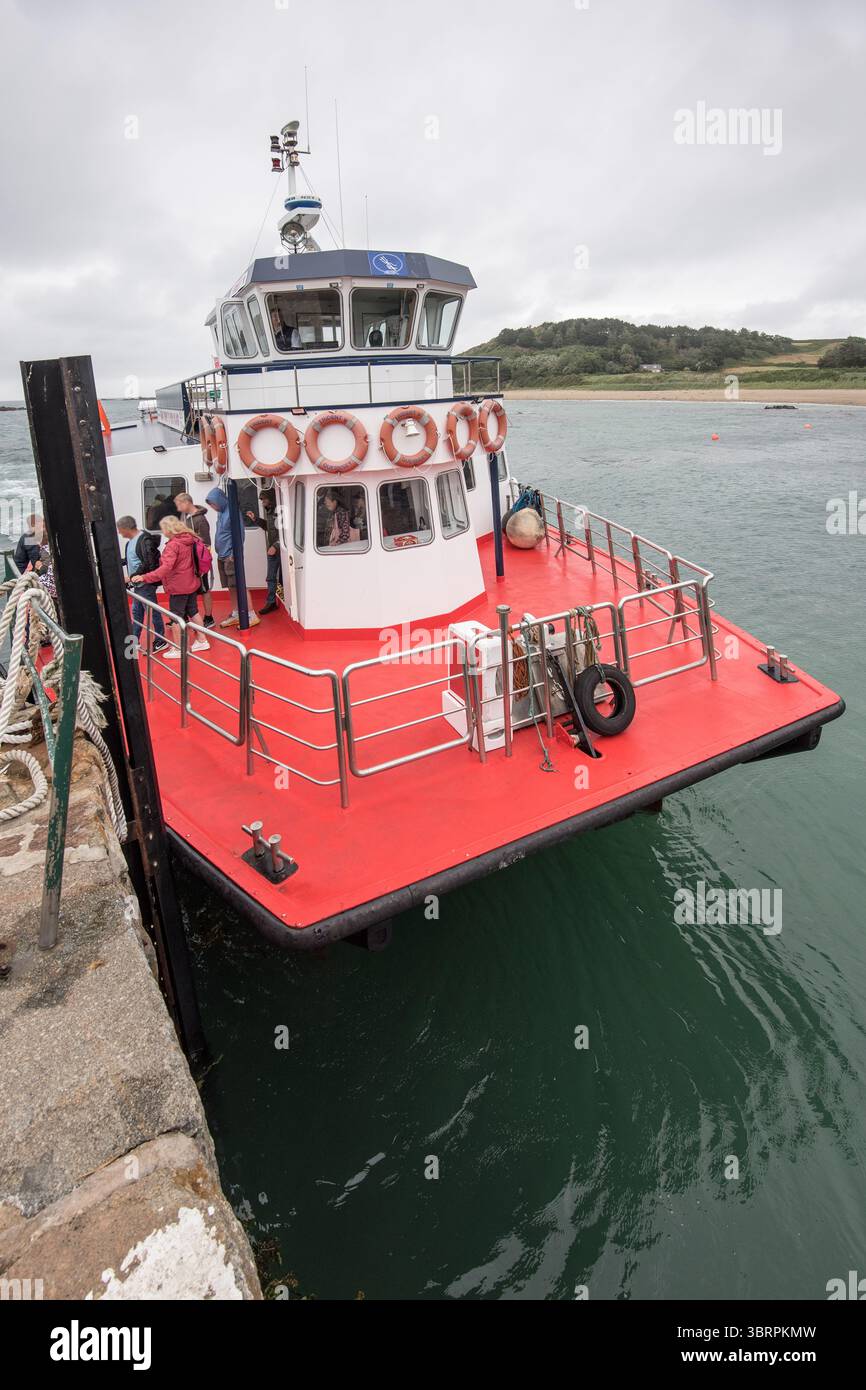 Il traghetto Trident arriva a Herm. I bagagli possono essere spostati in quad e rimorchio. Con la bassa marea i passeggeri dei traghetti si trovano a Rosaire Steps (abbastanza vicino) Foto Stock