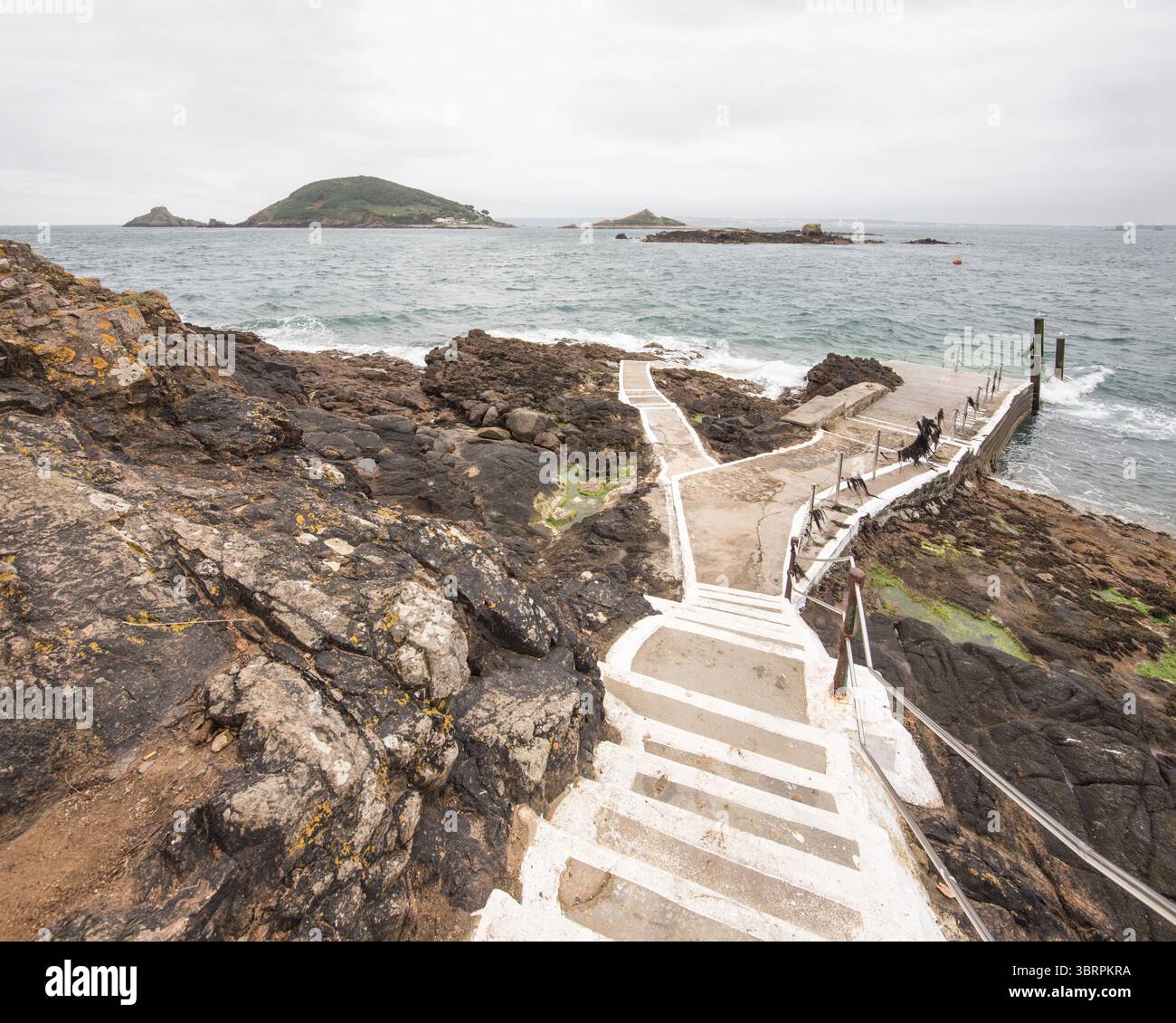 Rosaire Steps (con corrimano) per accedere alla bassa marea sull'isola di Herm, Isole del Canale. Foto Stock