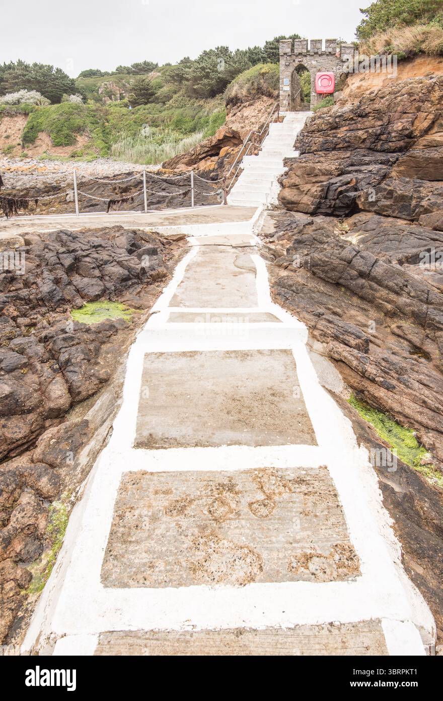Rosaire Steps (con corrimano) per accedere alla bassa marea sull'isola di Herm, Isole del Canale. Foto Stock