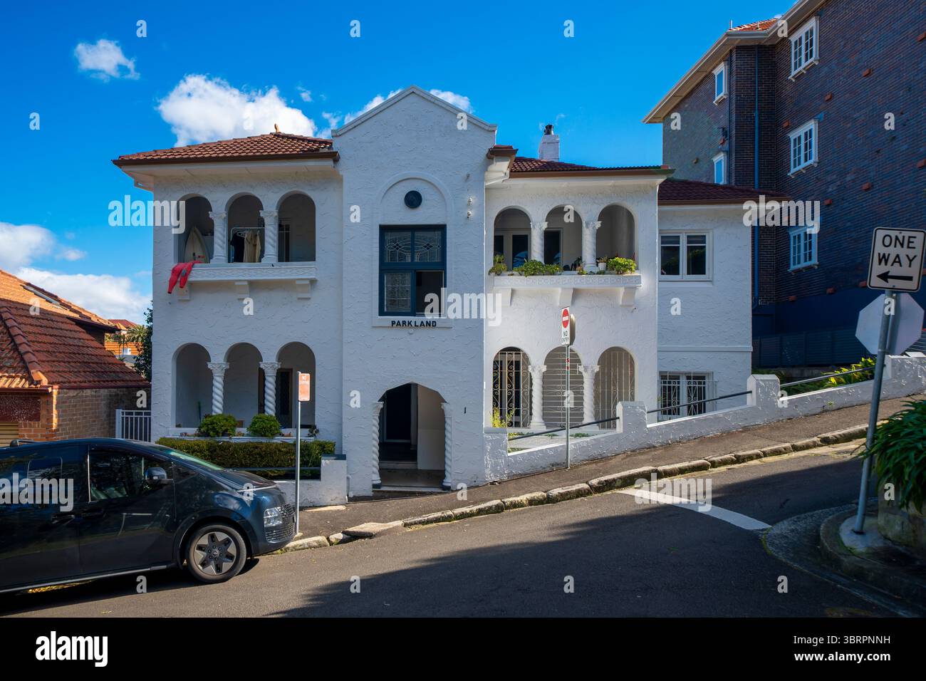 Parklands è un basso blocco di appartamenti a due livelli costruito negli anni '1920 a Manly, Australia, costruito in uno stile architettonico art deco / spagnolo Foto Stock