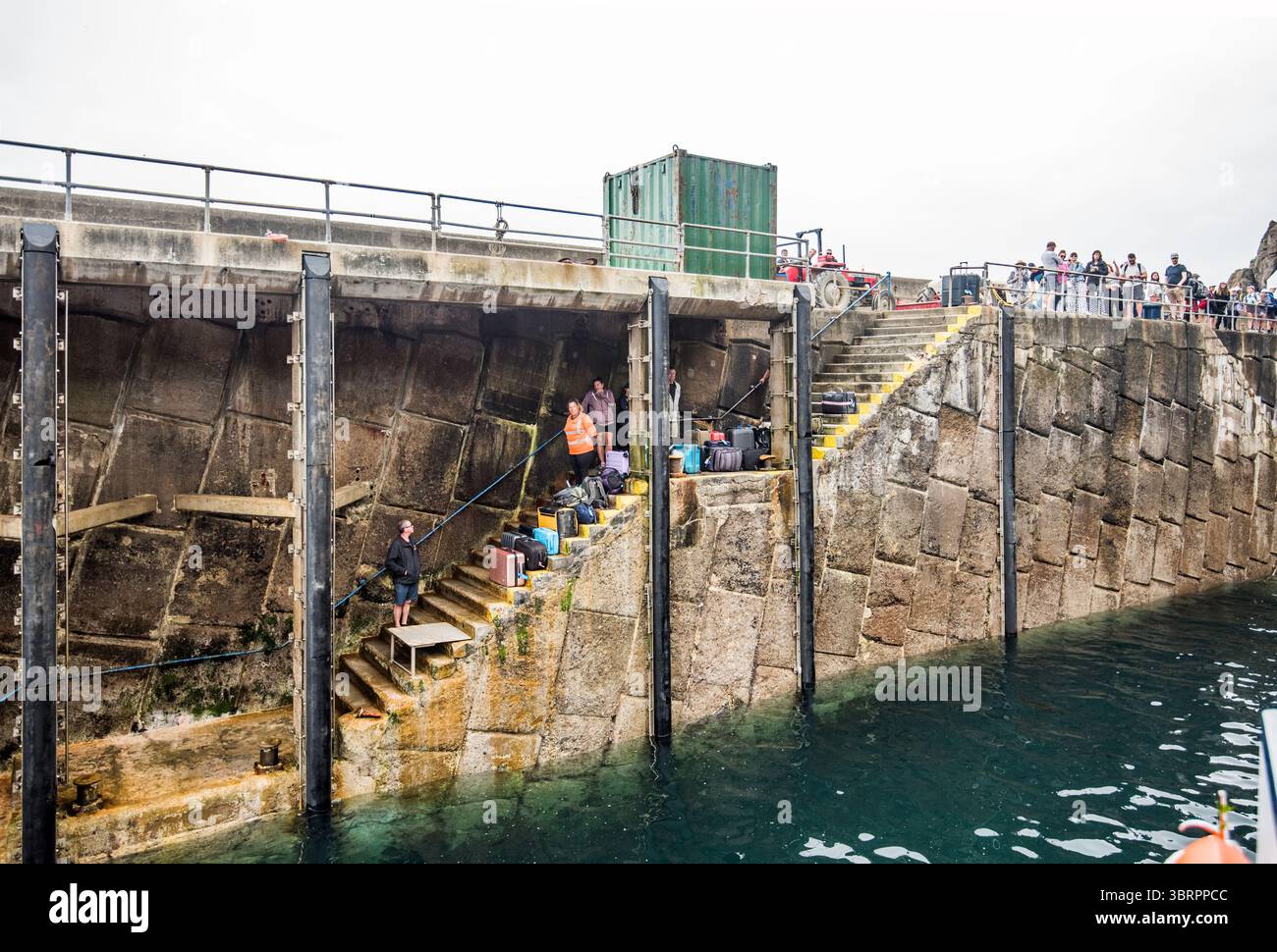 Il punto di atterraggio del traghetto sull'isola di Sark, dove le persone attendono di imbarcarsi e tornare a Guernsey una volta sbarcati alcuni nuovi arrivi. Foto Stock