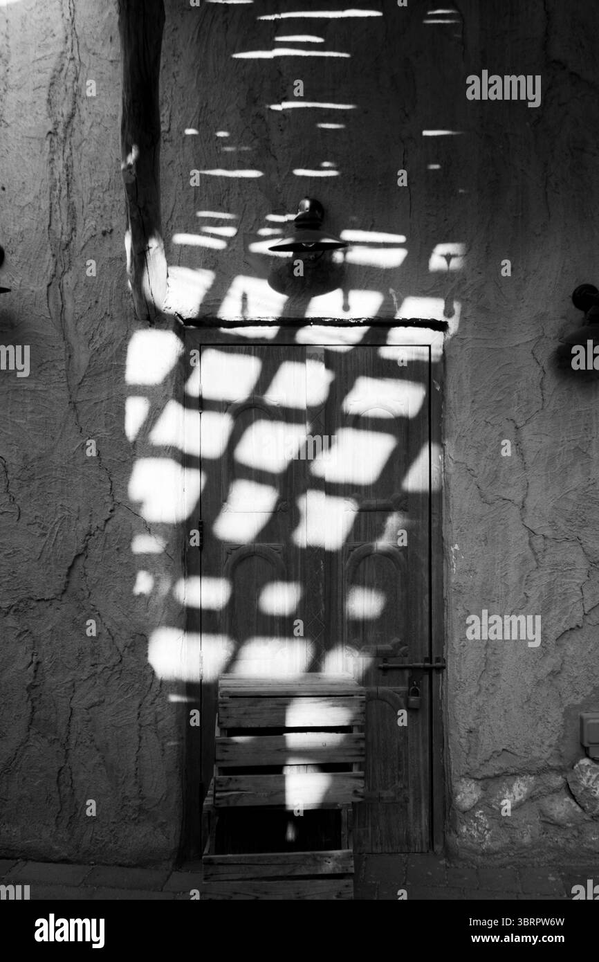 Ombre in bianco e nero sulle pareti, controlla il pattern di luce e ombra su vecchie pareti rustiche, sfondo architettonico astratto estetico Foto Stock