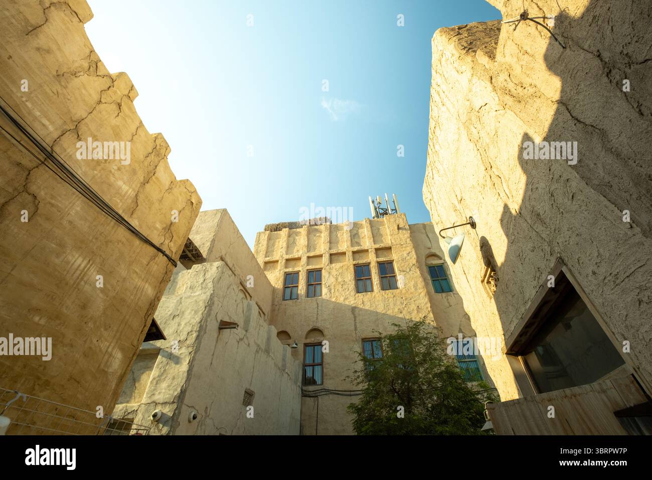 Autentica architettura color sabbia con cielo blu, architettura della città vecchia con atmosfera culturale Foto Stock